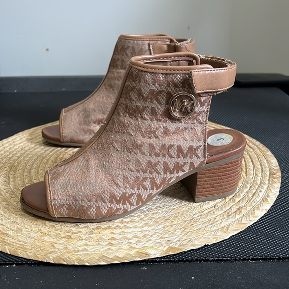 Michael Kors Kids Youth Canvas Monogram Peep Toe Sandals Heel Size 3 - Picture 8 of 16